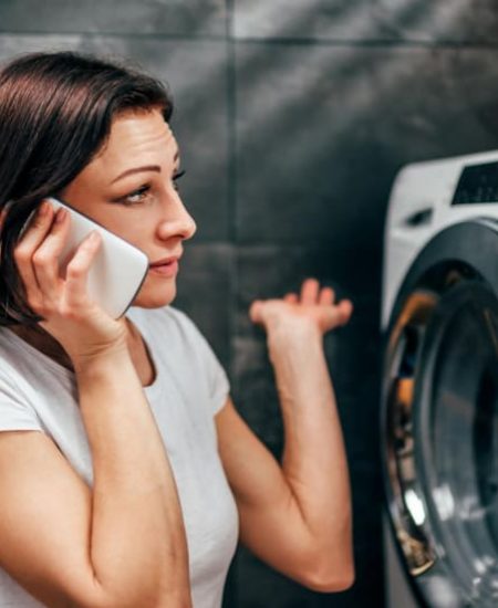 maquina-de-lavar-mulher-liga-para-assistência